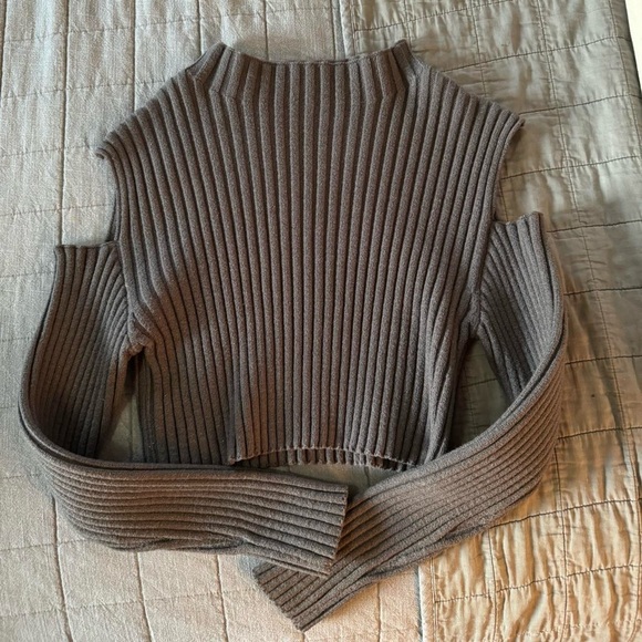 Gray Ribbed Cold-Shoulder Cropped Sweater - Picture 9 of 10